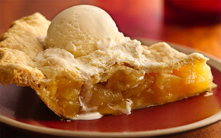 Tarta de manzana con helado de vainilla.